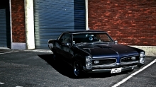 Темный Pontiac GTO в отличный солнечный день